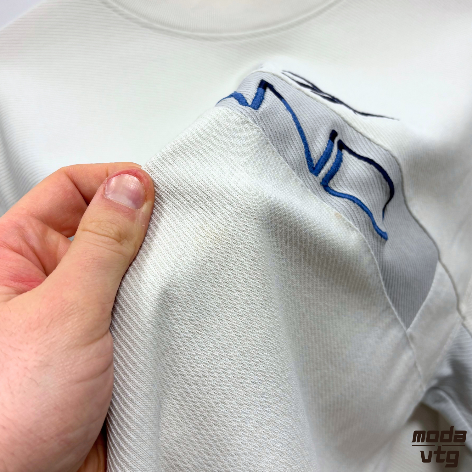 Vintage Y2K Reebok Sweatshirt White Medium Retro