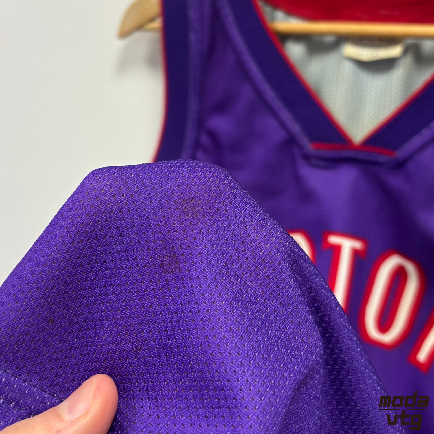 Vintage 1999-03 Toronto Raptors Purple Medium Carter #15 Champion