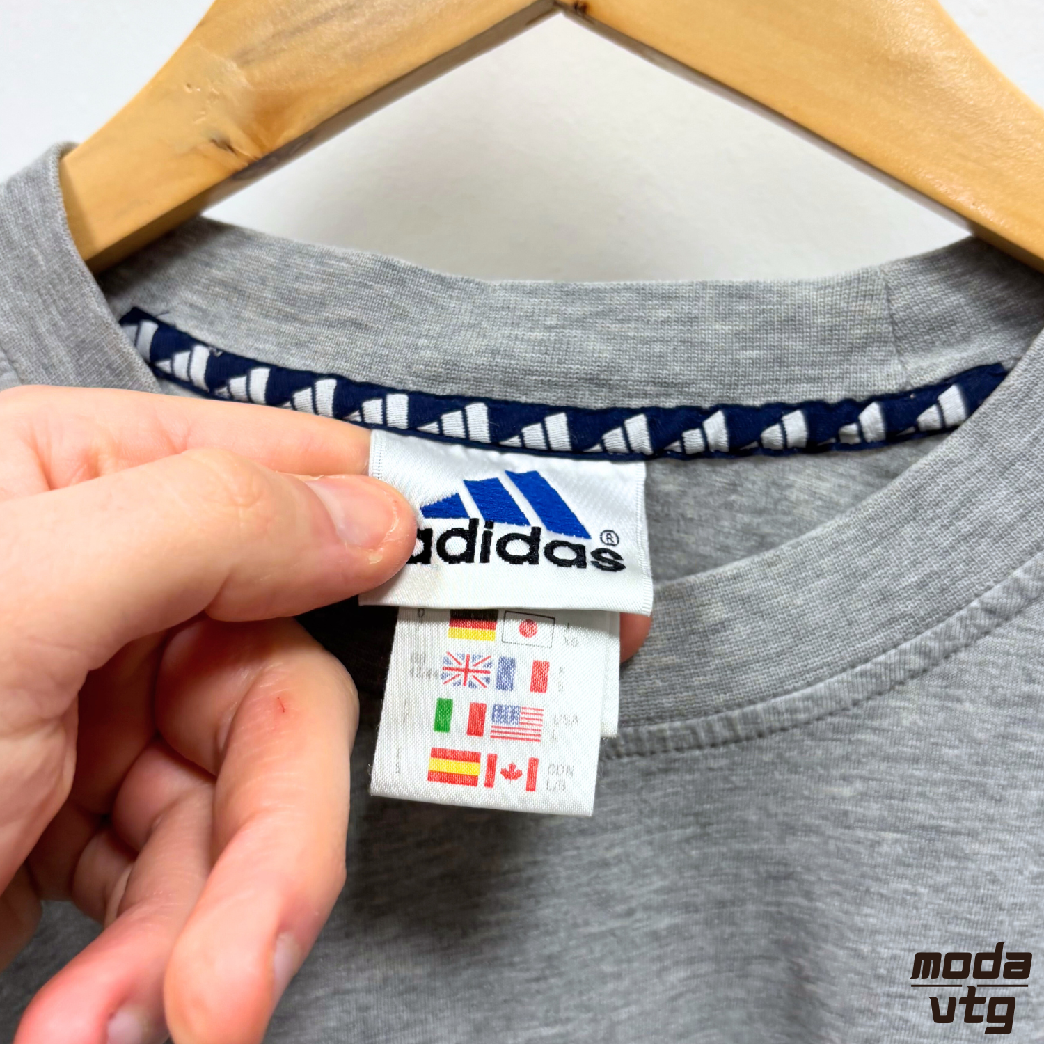 Vintage 90s Adidas T-Shirt Grey Large Print